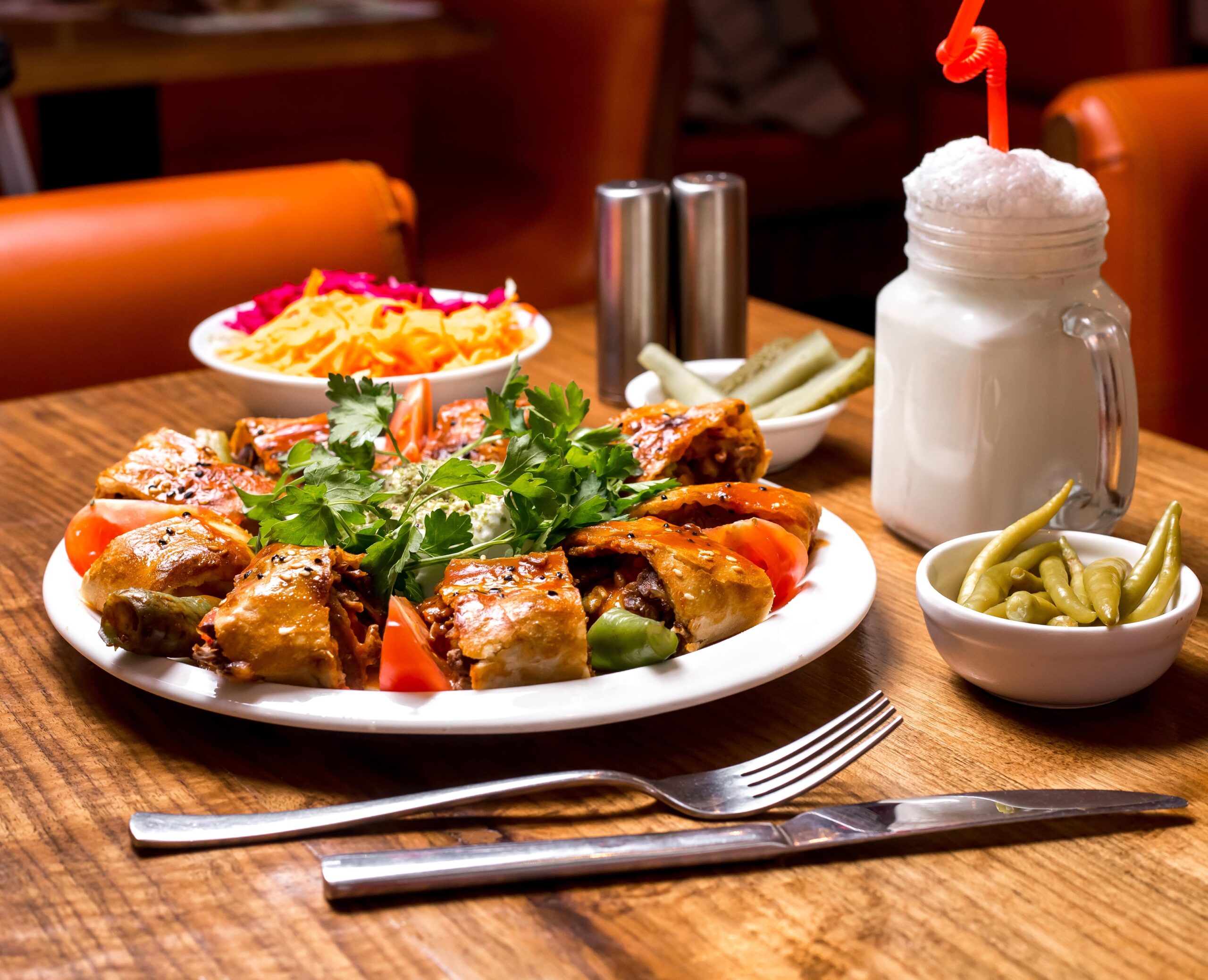 Restaurants beyti kebab servi avec ayran et cornichons min