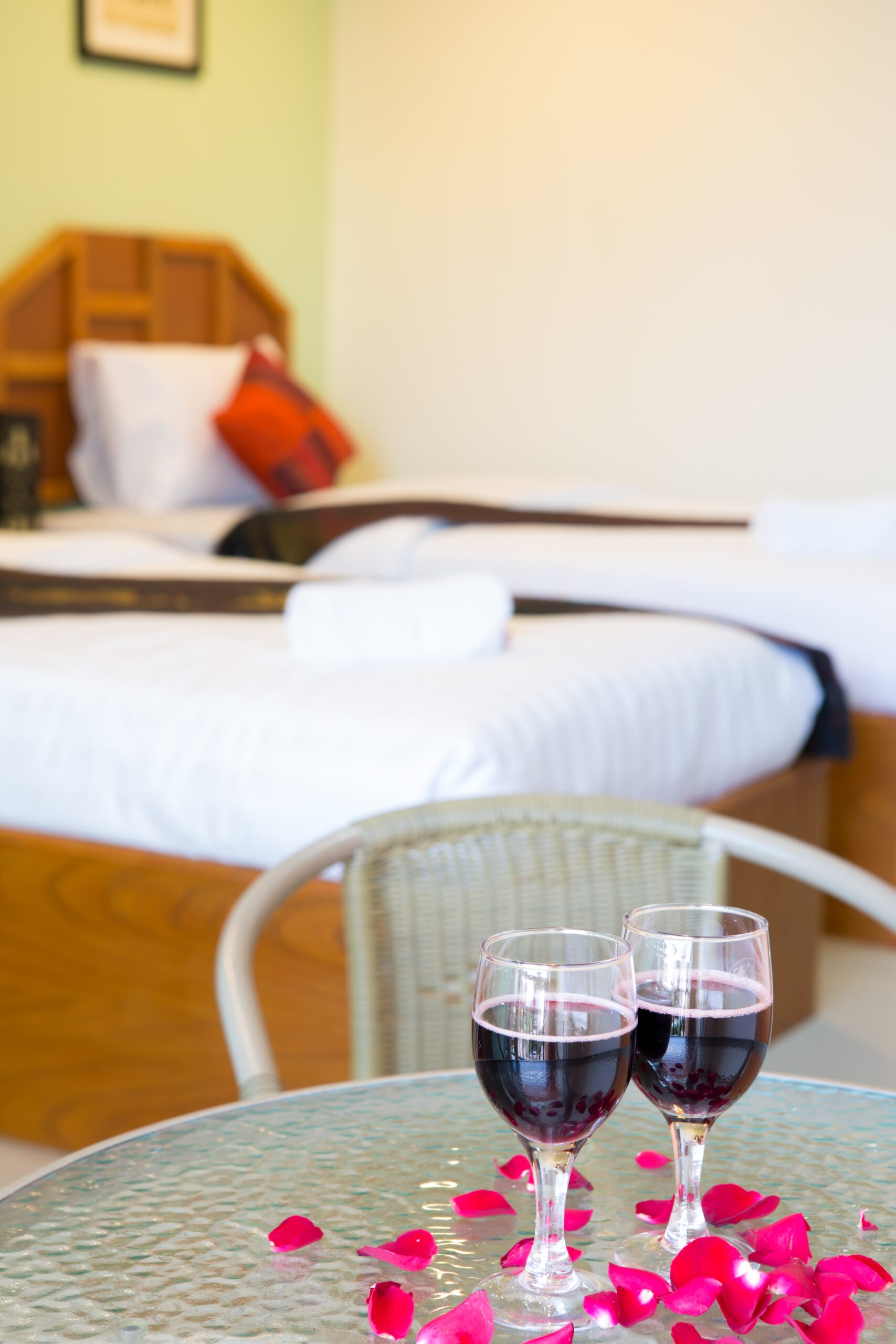 les verres a vin sur la table min