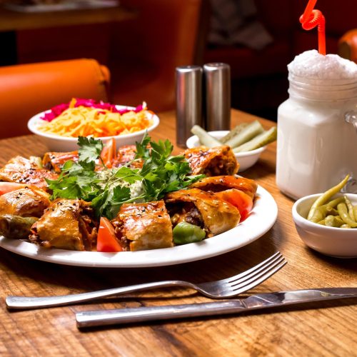 beyti kebab servi avec ayran et cornichons min