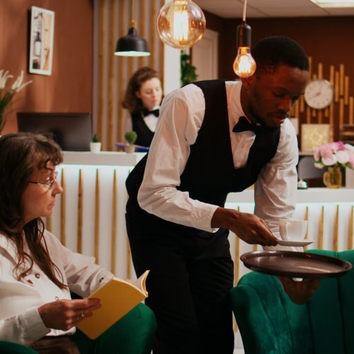 groom servant une tasse de cafe a une femme min